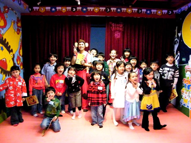 Owen(吳文瑄)和大朋友們在菲林經紀公司的愛心童樂會