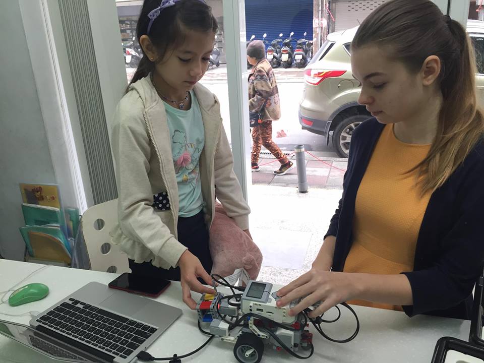 EV3 color sensor activity