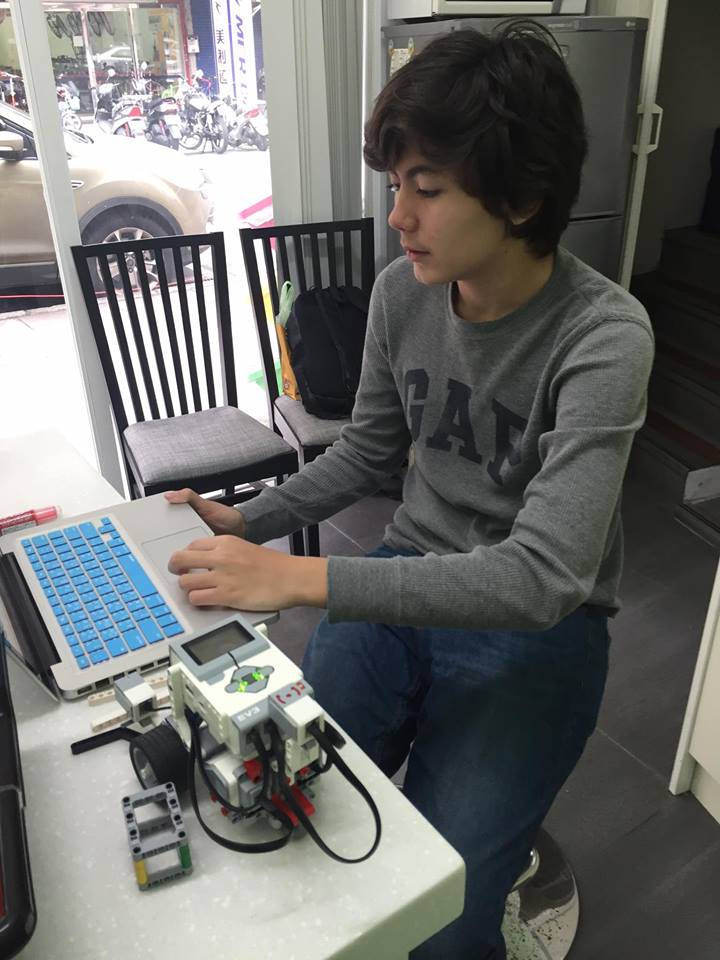 programming the EV3 color sensor