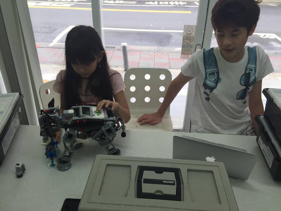 Working together on figuring out the program for the Lego Mindstorms EV3