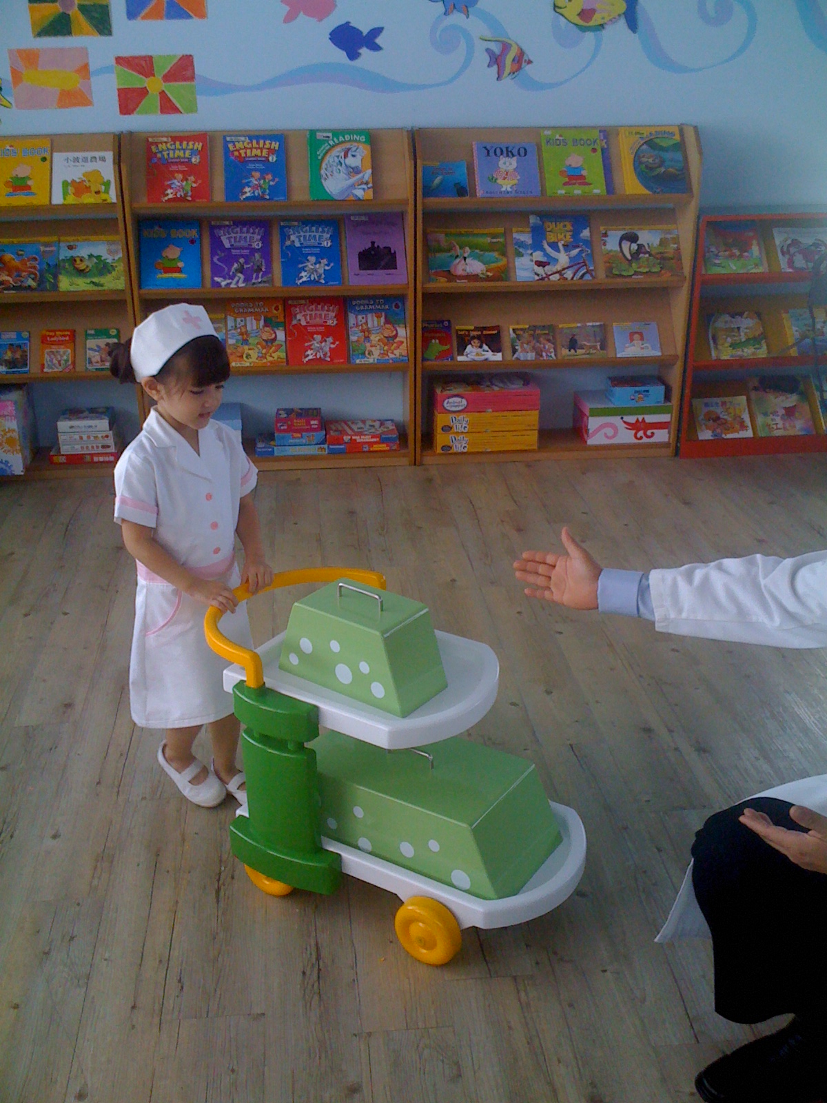 舒潔小護士Ella的工作推車