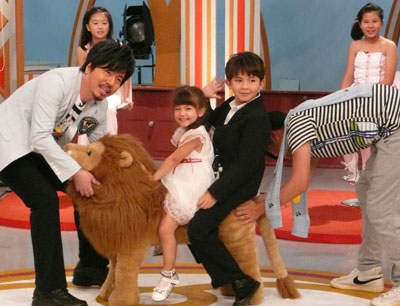 黃國倫和小鬼帶Ella(吳若瑄）, Owen(吳文瑄)出場