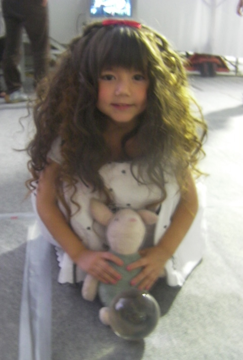 Ella helping piglet practicing with the crystal ball - Ella幫小豬練習