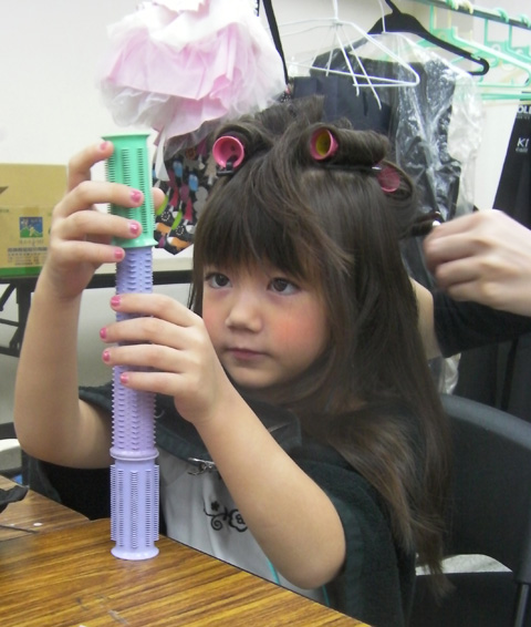 Ella is using the curling iron rolls as her blocks - Ella用髮捲當積木