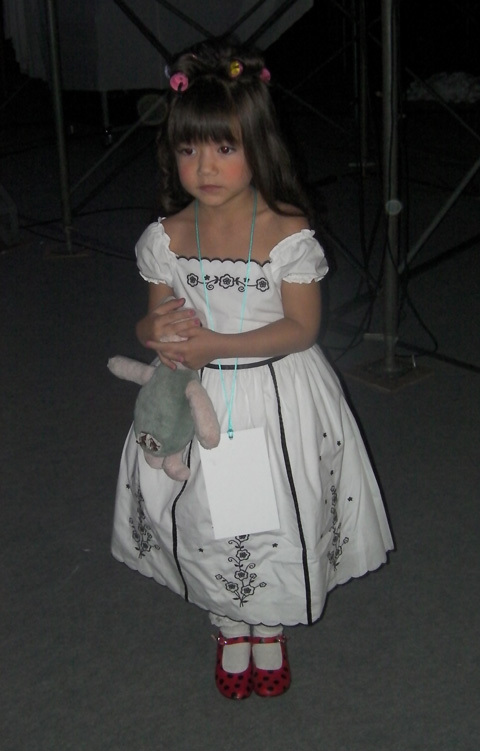 Ella's hair is not done yet but it's rehearsal time - Ella頭髮還沒弄號就要彩排了