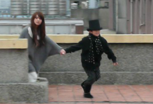 Owen (吳文瑄) 歐文牽楊丞琳的手跑上樓