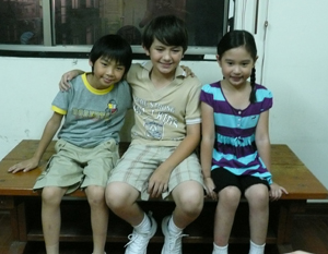 Owen, 吳文瑄 - Acer Aspire Laptop 拍攝前與朋友合照