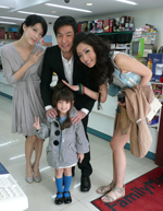 現代汽車i30廣告的演員:男(飾雙胞胎哥哥和弟弟)，左:媽媽(哥哥之妻)，右:弟弟的女朋友