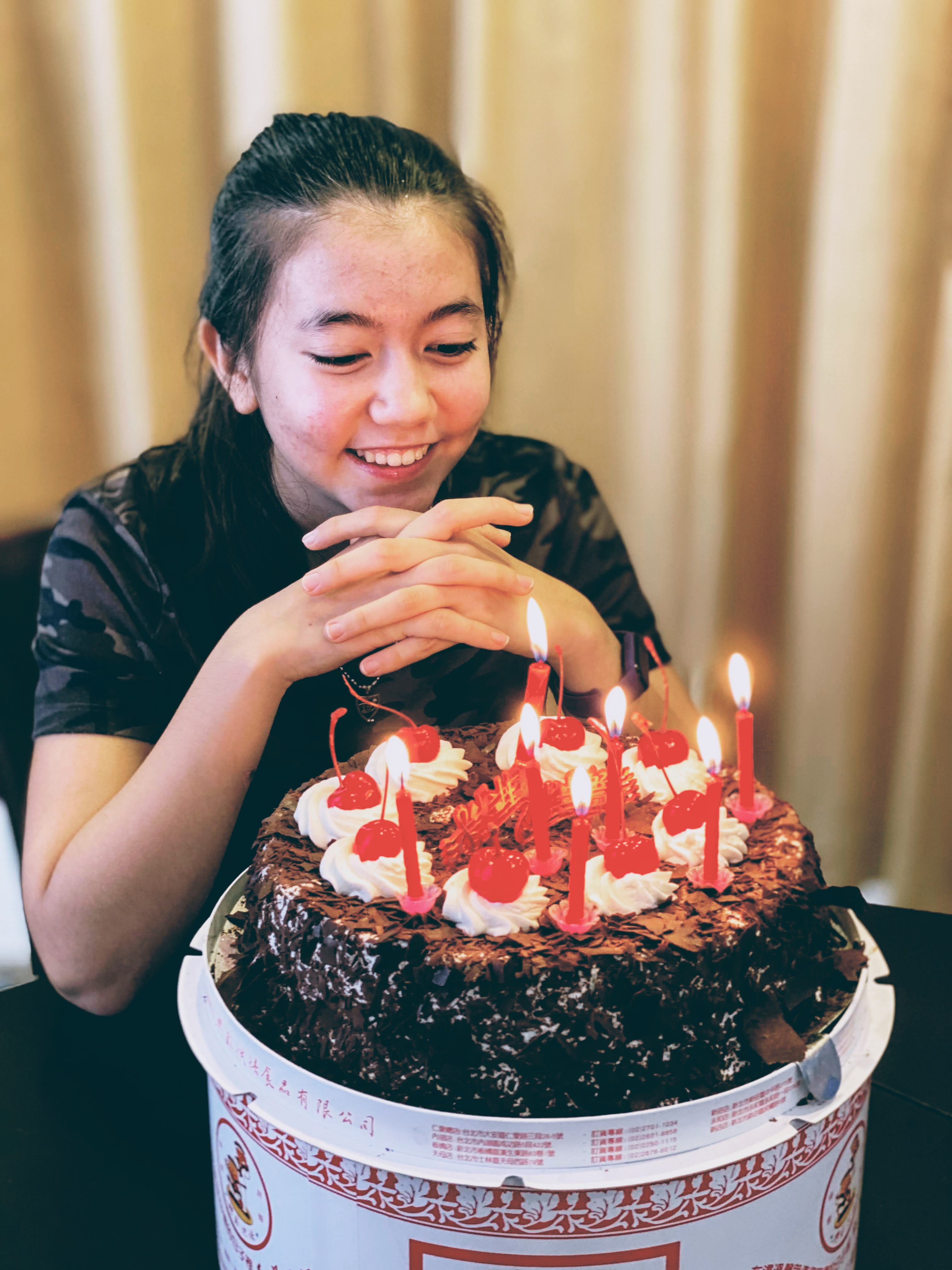 在無預警的狀態下，朋友拎著蛋糕到家裡