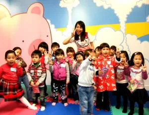 Ella(吳若瑄)和小朋友們在菲林經紀公司的愛心童樂會