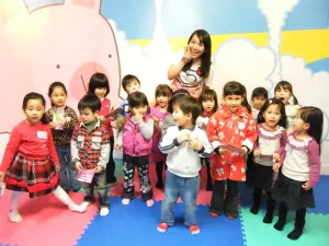 Ella(吳若瑄)和小朋友們在菲林經紀公司的愛心童樂會