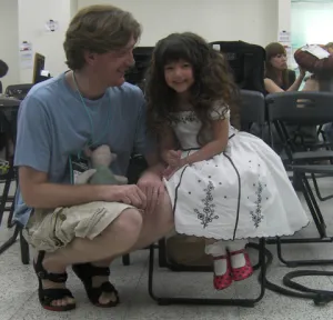 Ella taking a photo with daddy - Ella和爸爸照相