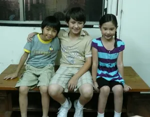 Owen, 吳文瑄 - Acer Aspire Laptop 拍攝前與朋友合照