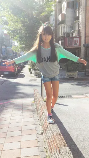 Ella吳若瑄 GapKidsXED 穿搭 Dance