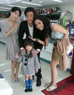 現代汽車i30廣告的演員:男(飾雙胞胎哥哥和弟弟)，左:媽媽(哥哥之妻)，右:弟弟的女朋友