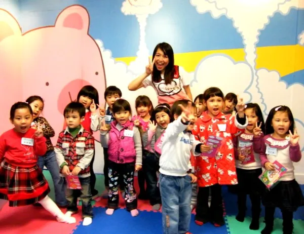 Ella(吳若瑄)和小朋友們在菲林經紀公司的愛心童樂會