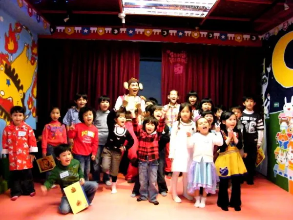 Owen(吳文瑄)和大朋友們在菲林經紀公司的愛心童樂會