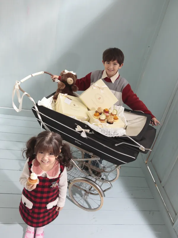 左:Owen (吳文瑄); 右:Ella (吳若瑄) - 克勞蒂杯子蛋糕彌月蛋糕組