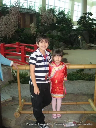 Owen and Ella at Taipei Sogo Department Store