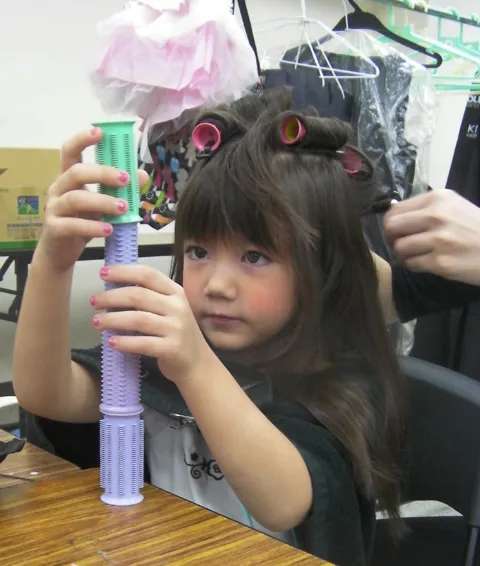 Ella is using the curling iron rolls as her blocks - Ella用髮捲當積木